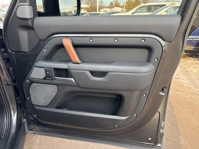 Used 2023 Land Rover Defender 130 X-Dynamic SE image 28