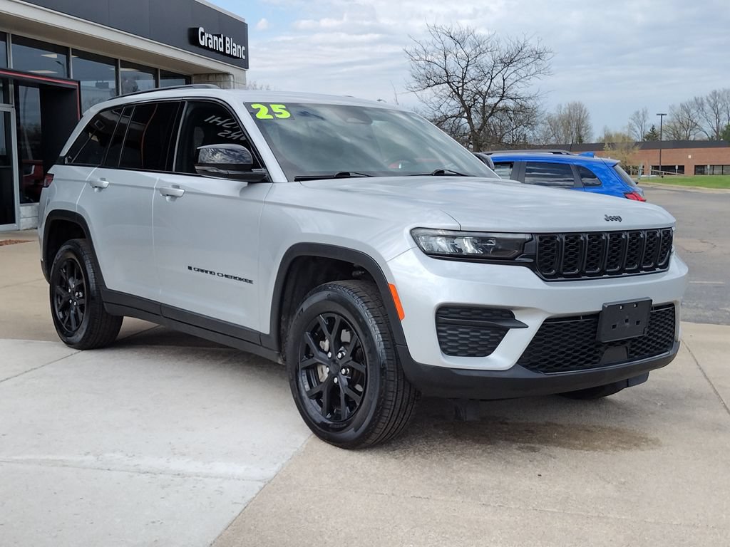 Used 2025 Jeep Grand Cherokee Altitude AWD/4WD image 12