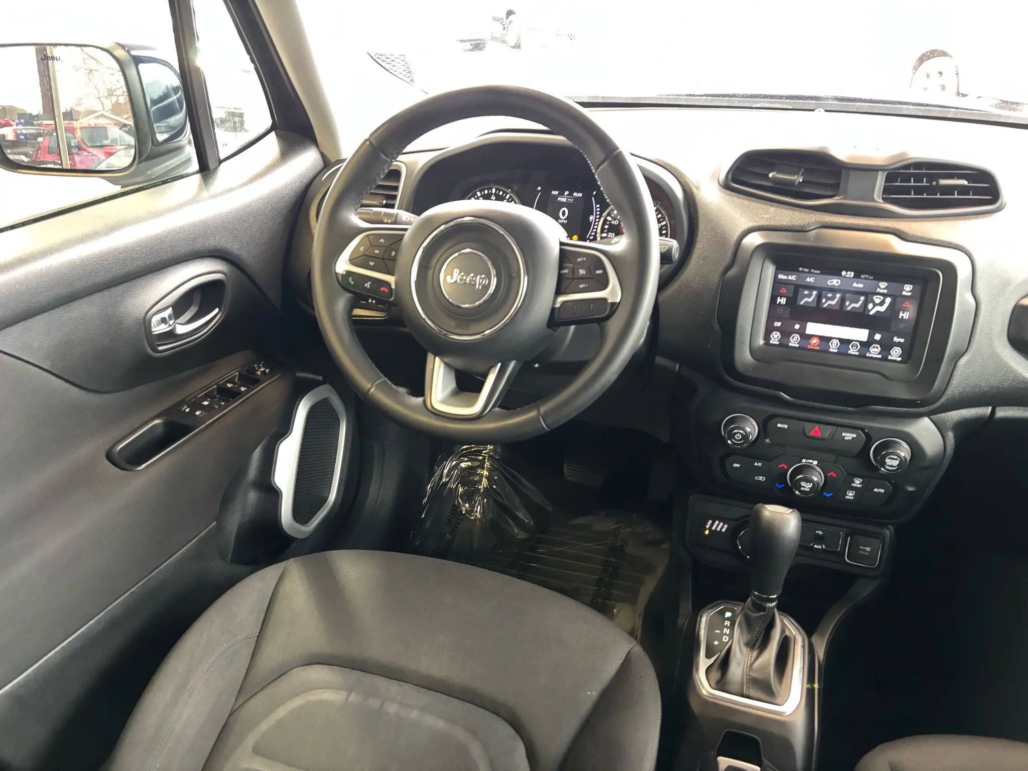 Used 2018 Jeep Renegade Latitude image 10