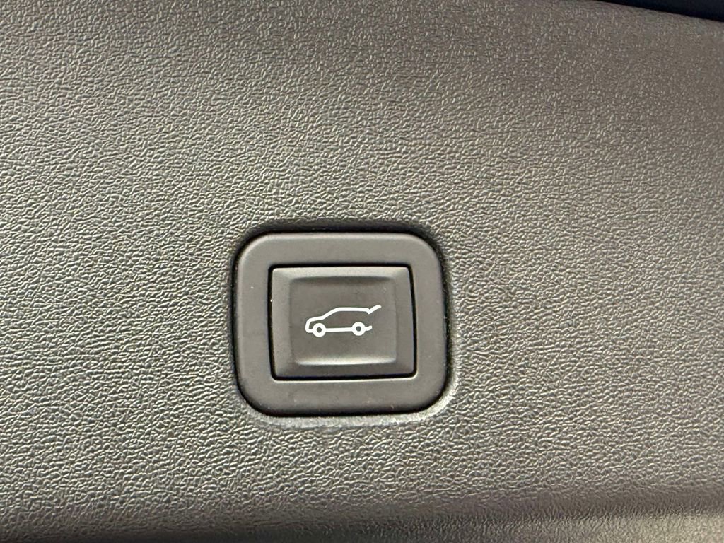 Used 2025 Cadillac Optiq Luxury 2 w/ LPO, Floor Liner Package AWD/4WD image 18