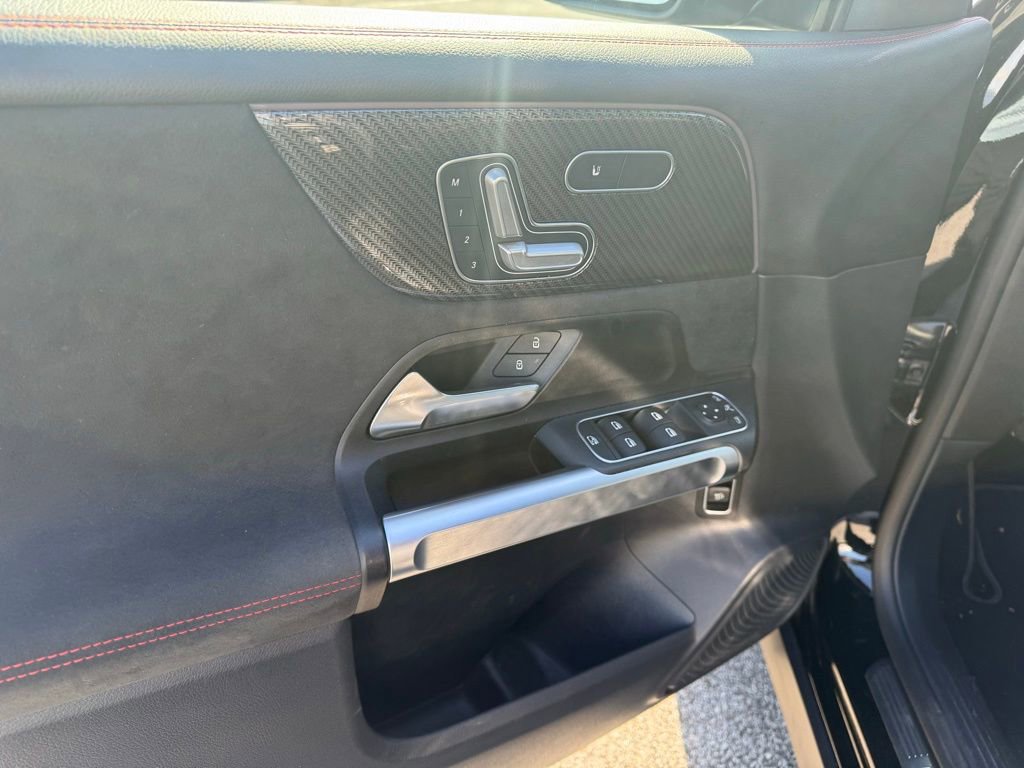 Used 2023 Mercedes-Benz GLB 250 image 10