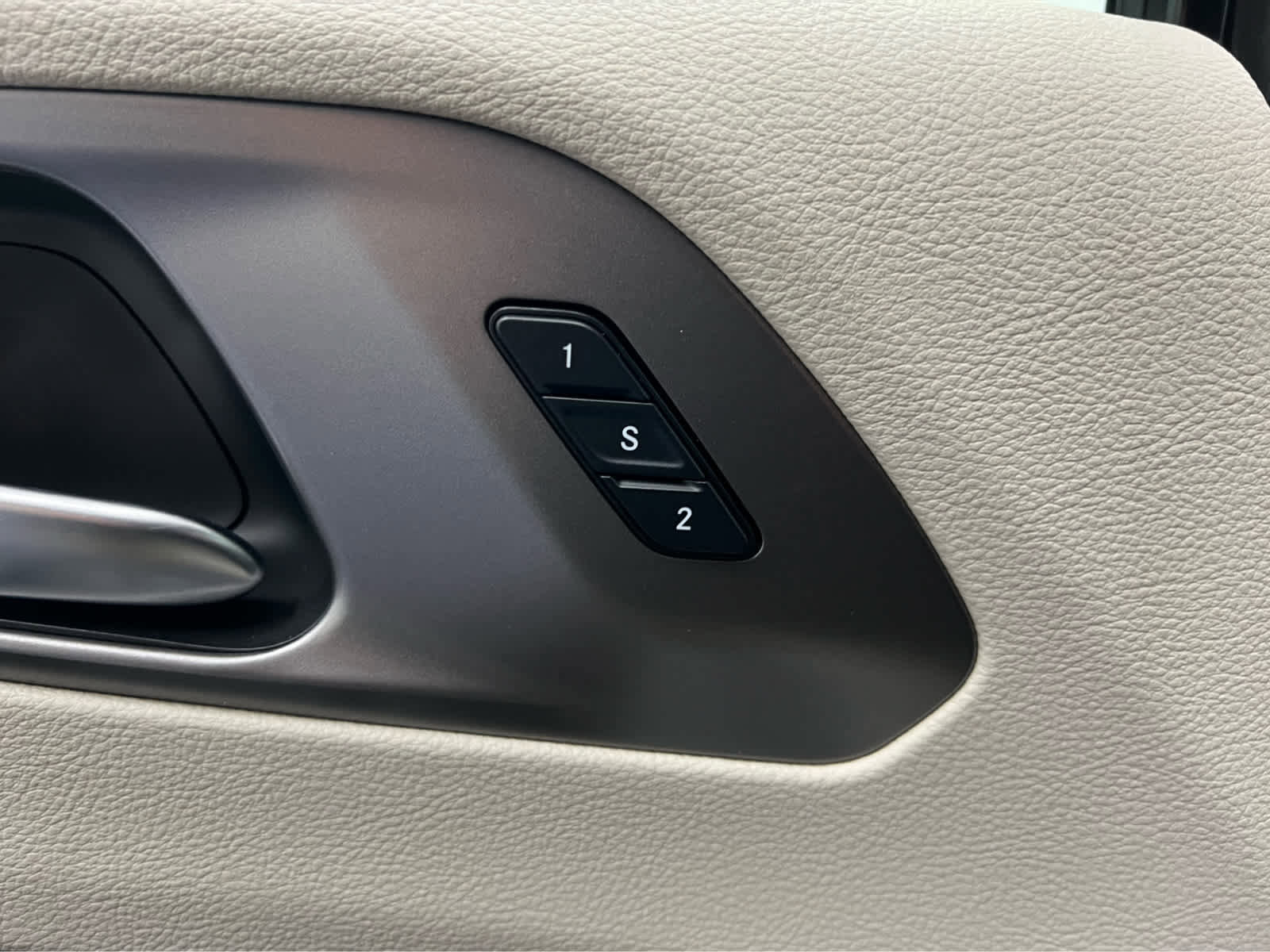 Used 2022 Chrysler Pacifica Touring-L image 11