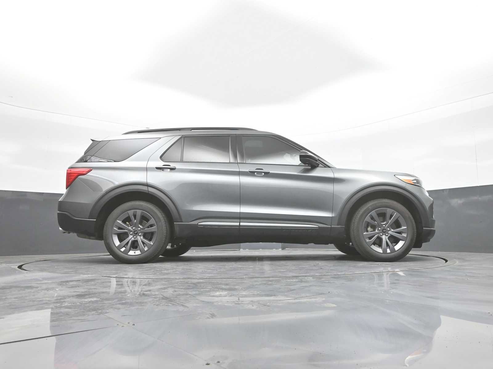 Used 2024 Ford Explorer XLT w/ Equipment Group 202A AWD/4WD image 51