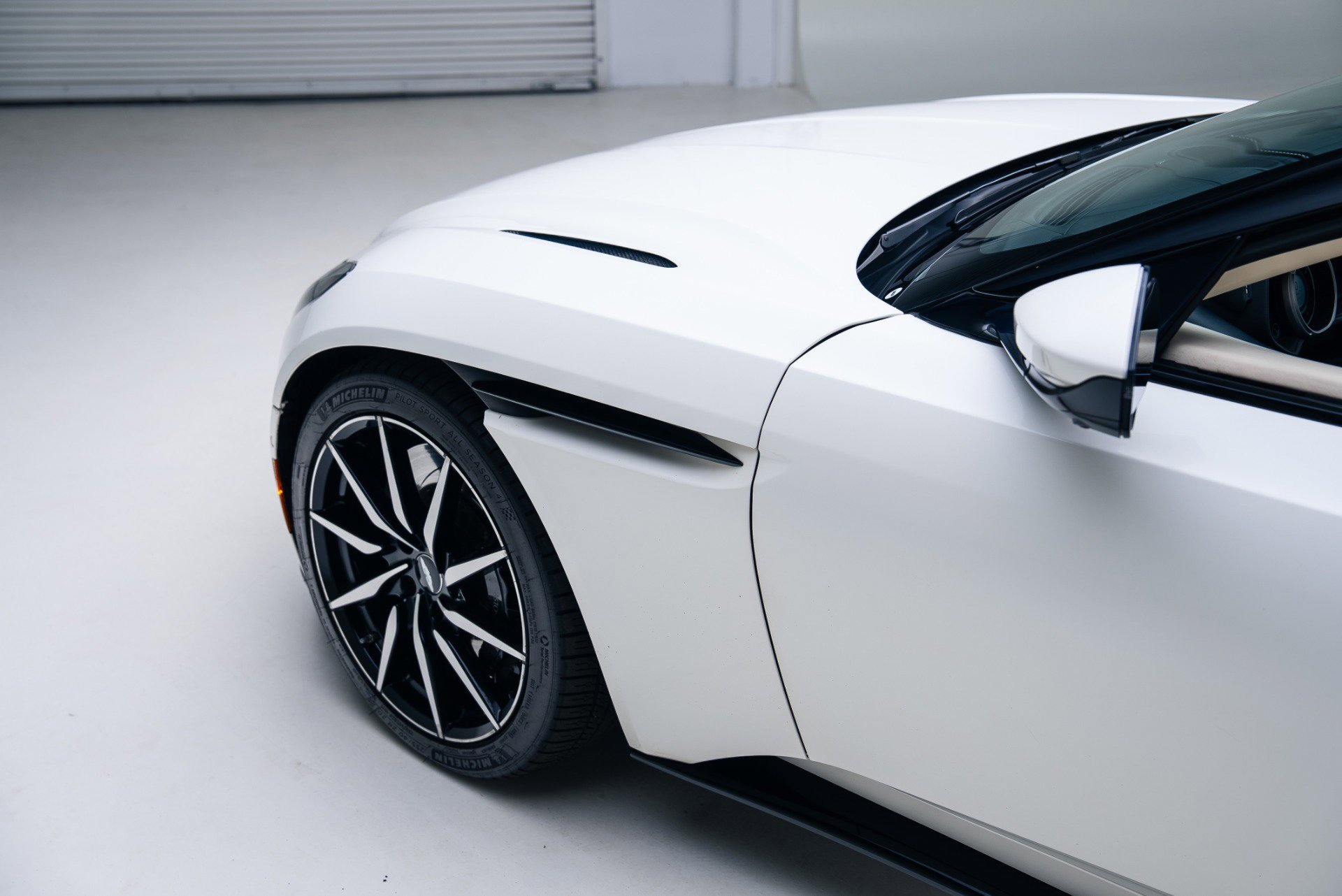 Used 2020 Aston Martin DB11 Volante image 16