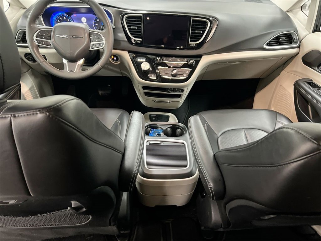 Used 2024 Chrysler Pacifica Touring-L image 10