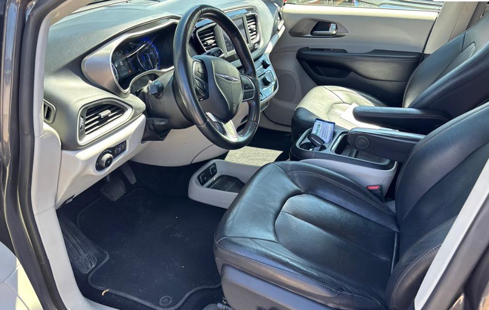 Used 2020 Chrysler Pacifica Touring-L FWD image 5