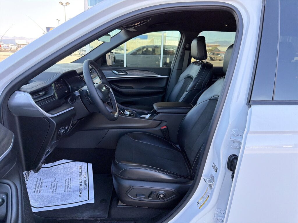 New 2026 Jeep Grand Cherokee Altitude AWD/4WD image 13