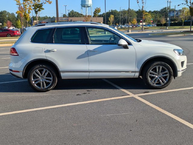 Used 2015 Volkswagen Touareg Sport AWD/4WD image 3