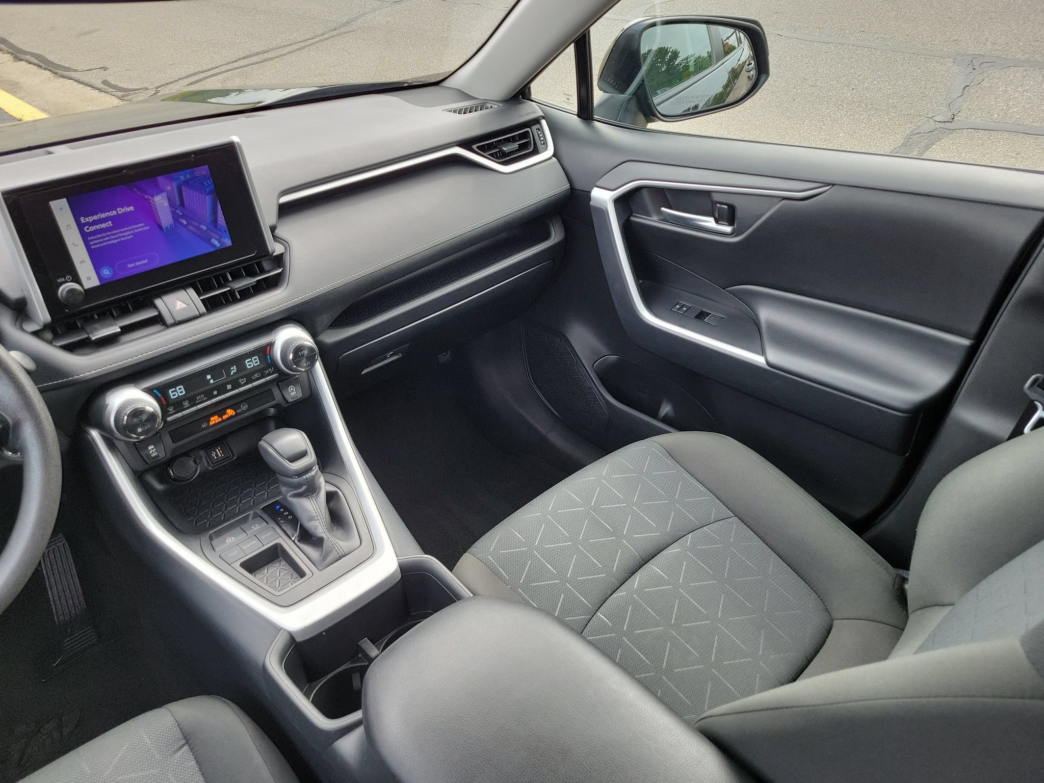 Used 2025 Toyota RAV4 XLE FWD image 27