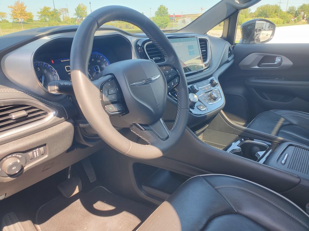 Used 2025 Chrysler Pacifica Limited FWD image 7