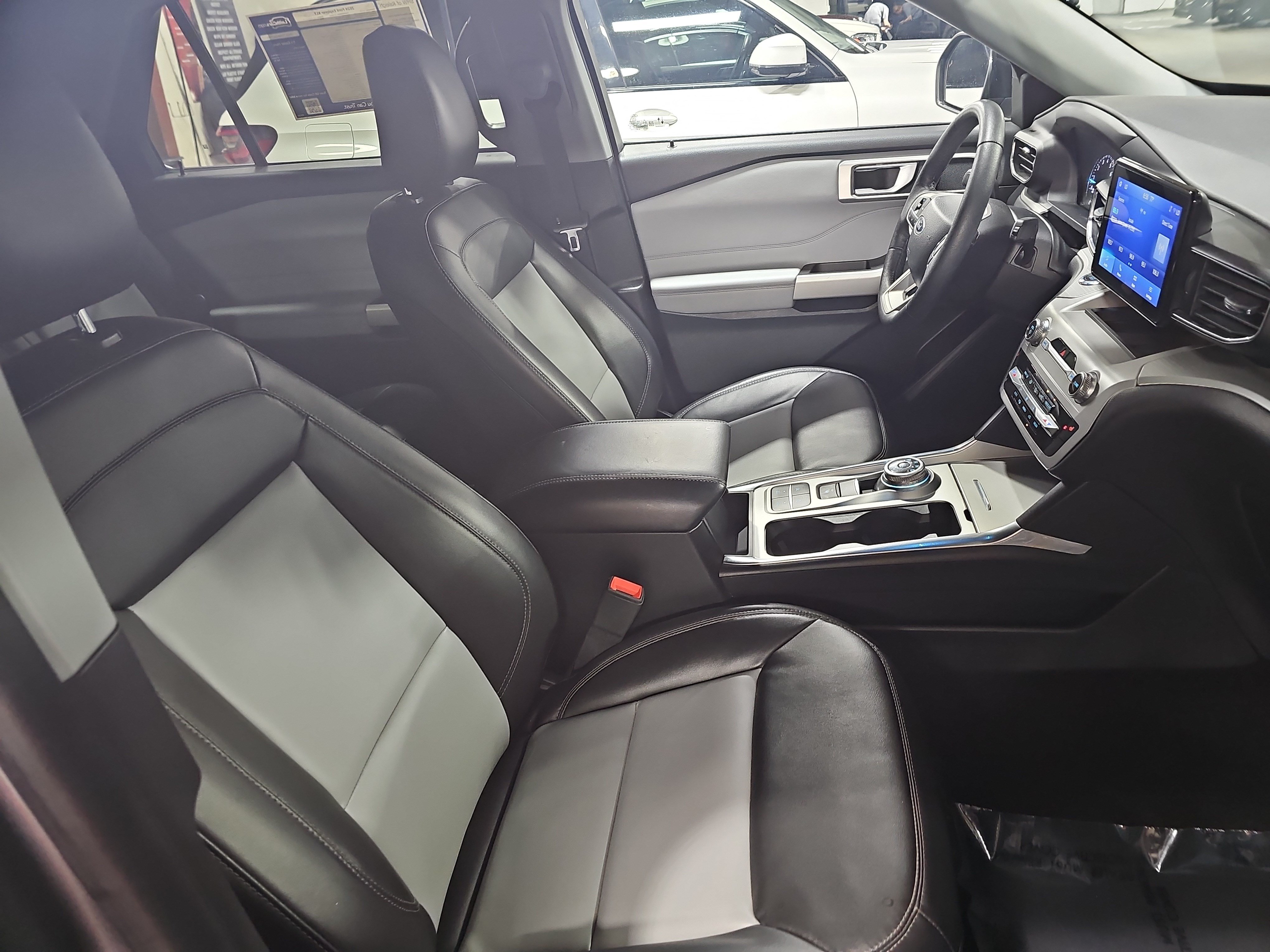 Used 2024 Ford Explorer XLT w/ Equipment Group 202A RWD image 10
