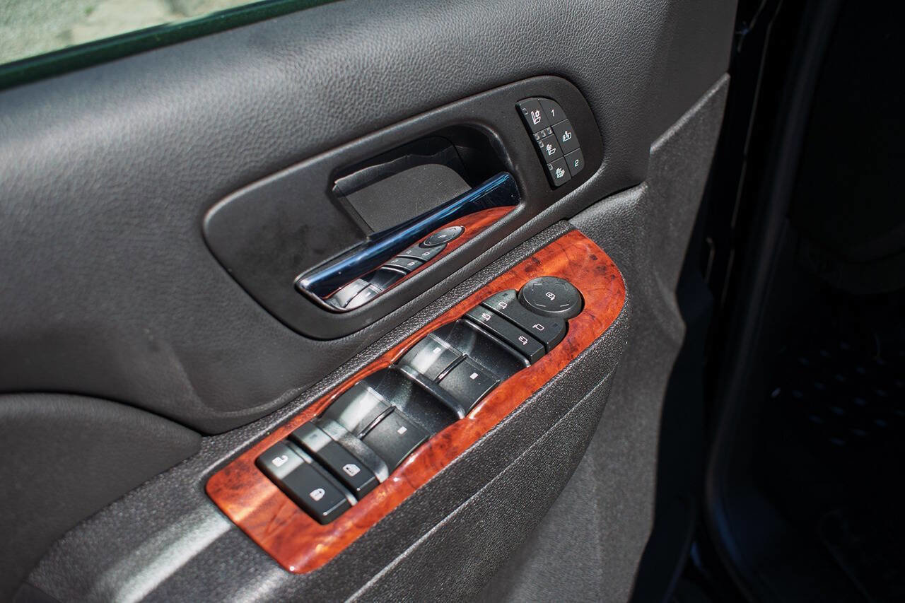 Used 2013 Chevrolet Avalanche LTZ image 12