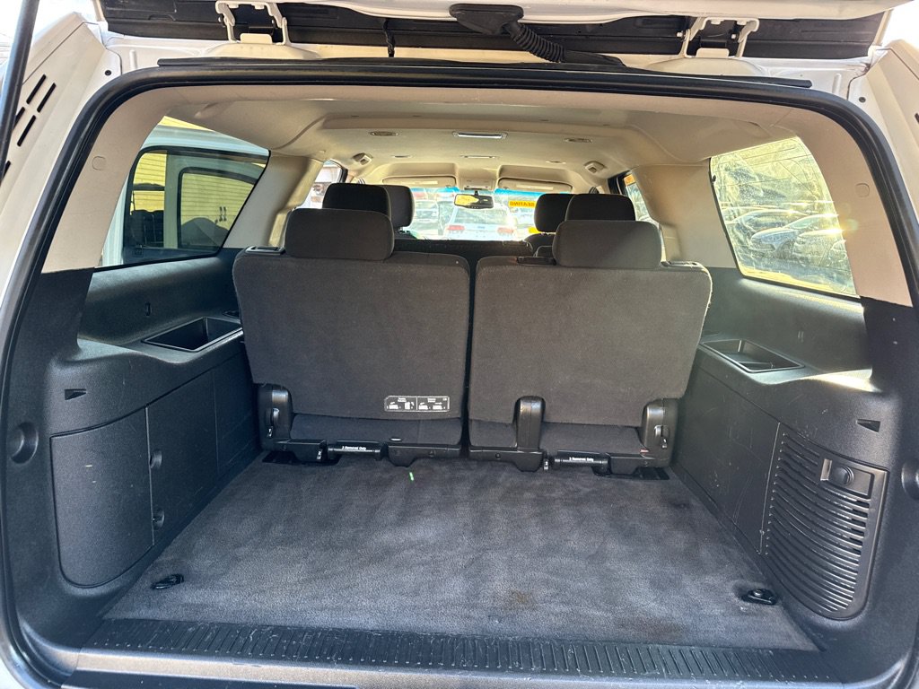 Used 2014 Chevrolet Suburban LS RWD image 11