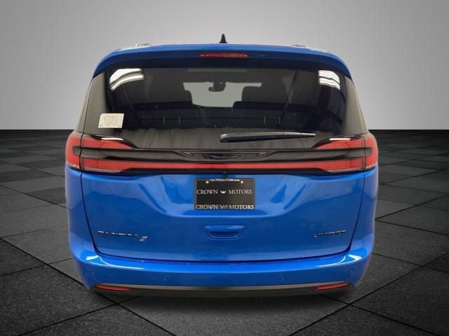 New 2027 Chrysler Pacifica Limited FWD image 5