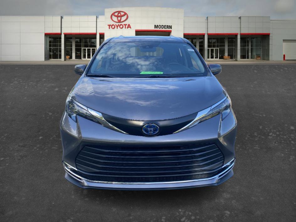 Certified 2024 Toyota Sienna XLE FWD image 4