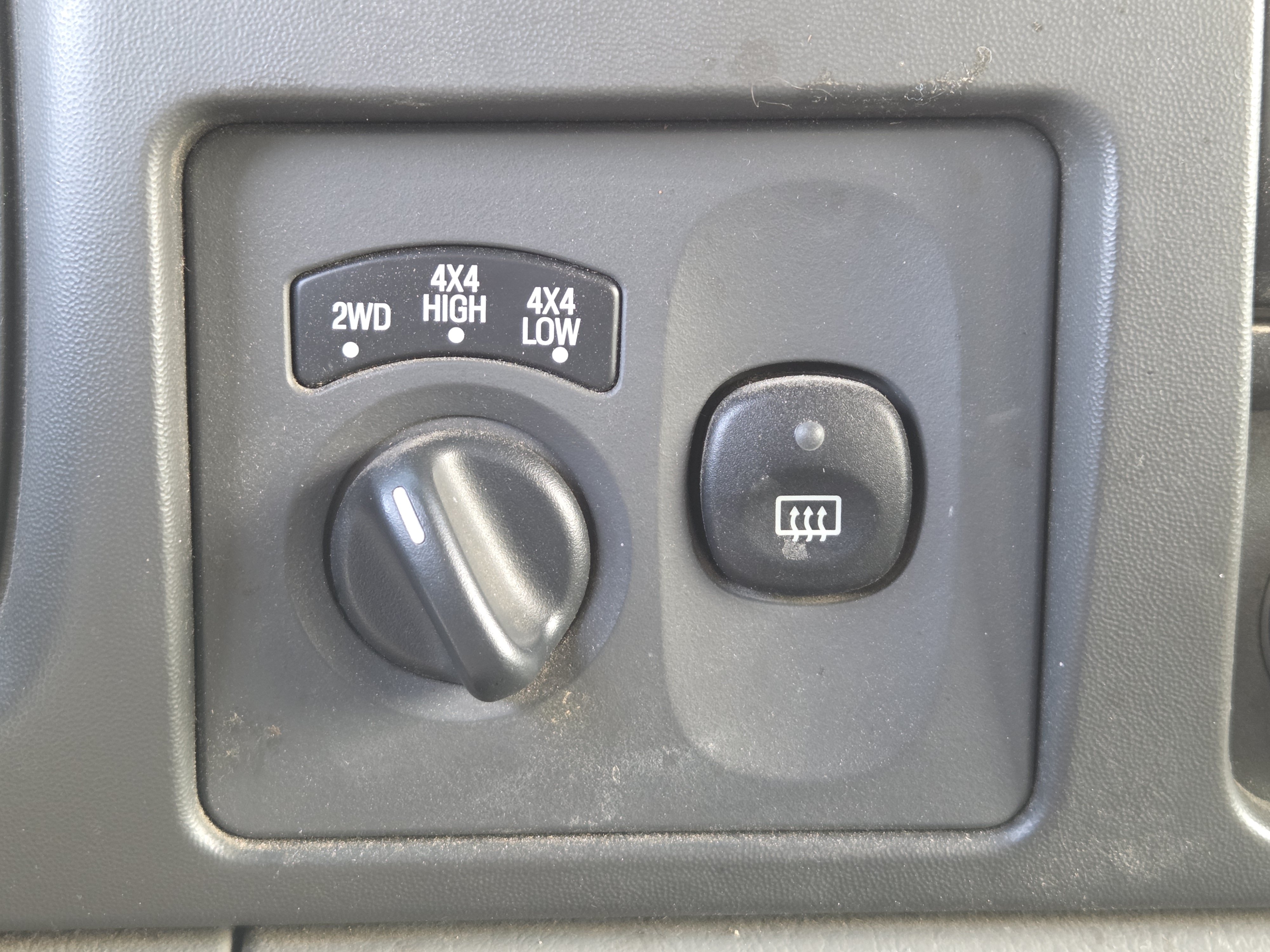 Used 2004 Ford Excursion XLT AWD/4WD image 3