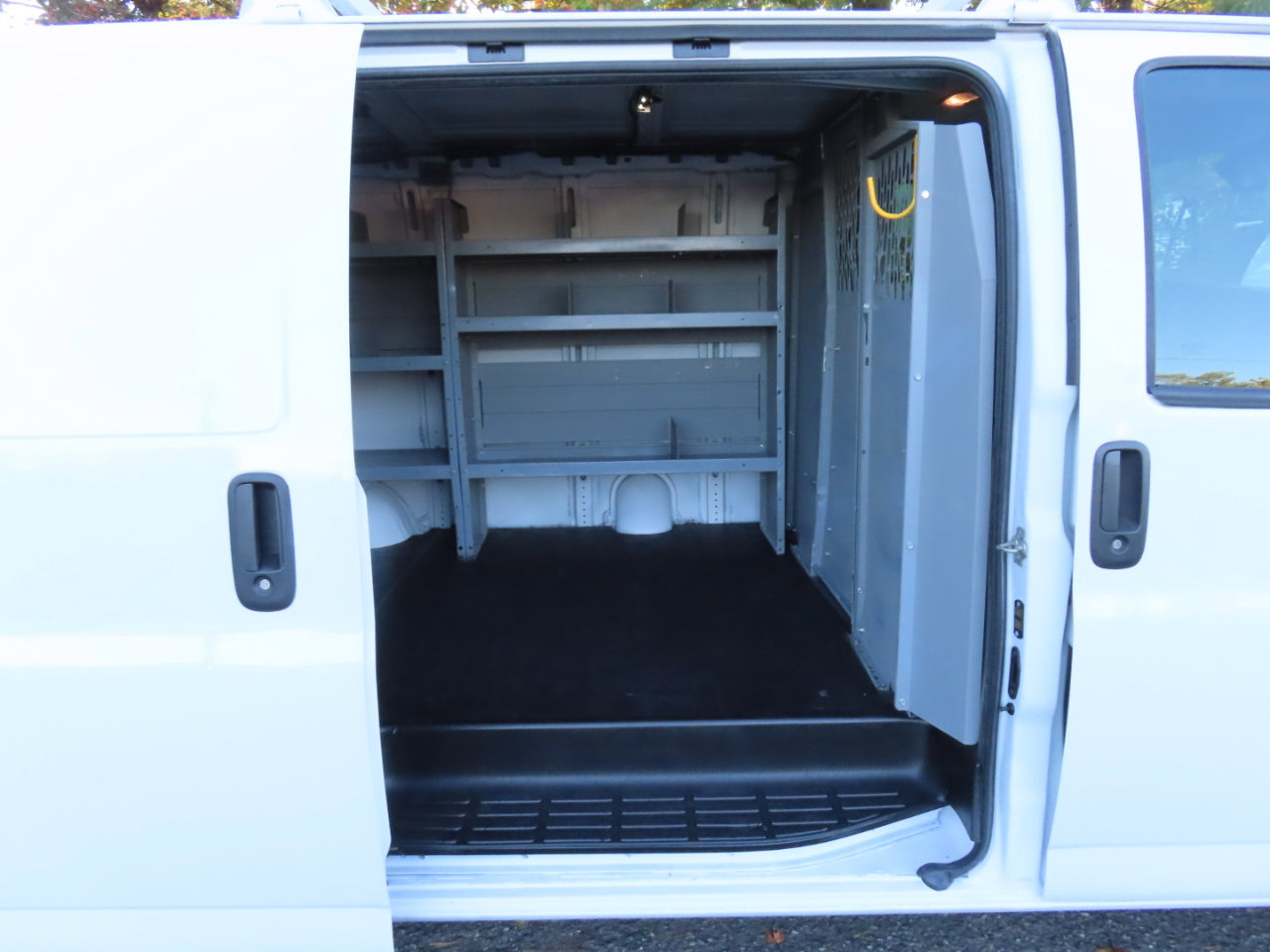 Used 2019 Chevrolet Express 3500 w/ Driver Convenience Package image 14