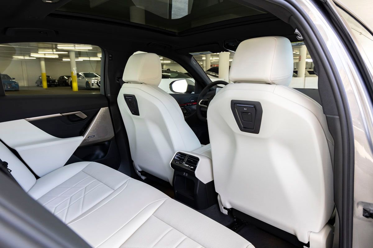 New 2026 BMW 550e xDrive w/ Premium Package AWD/4WD image 29