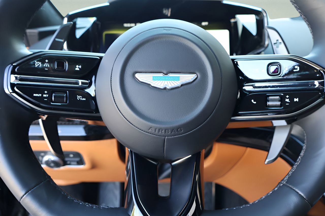 Used 2025 Aston Martin V8 Vantage Coupe RWD image 18