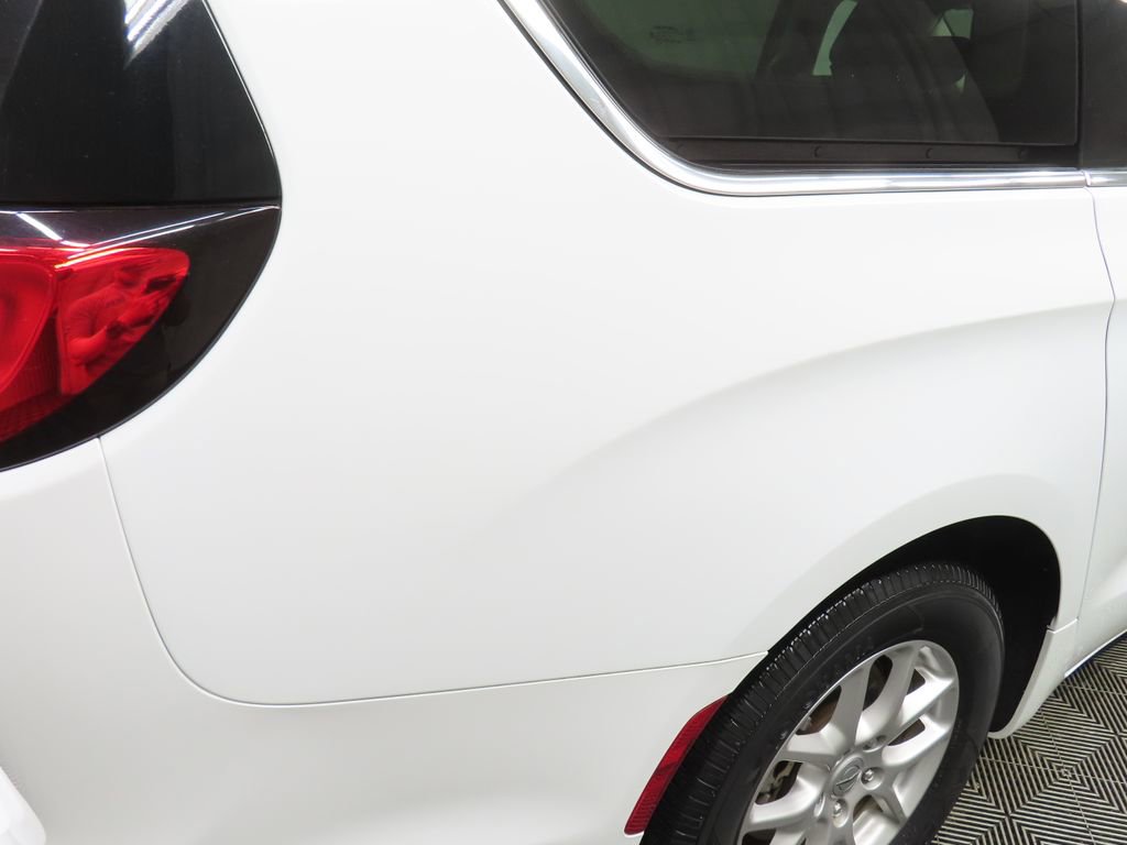 Used 2024 Chrysler Pacifica Touring-L FWD image 31