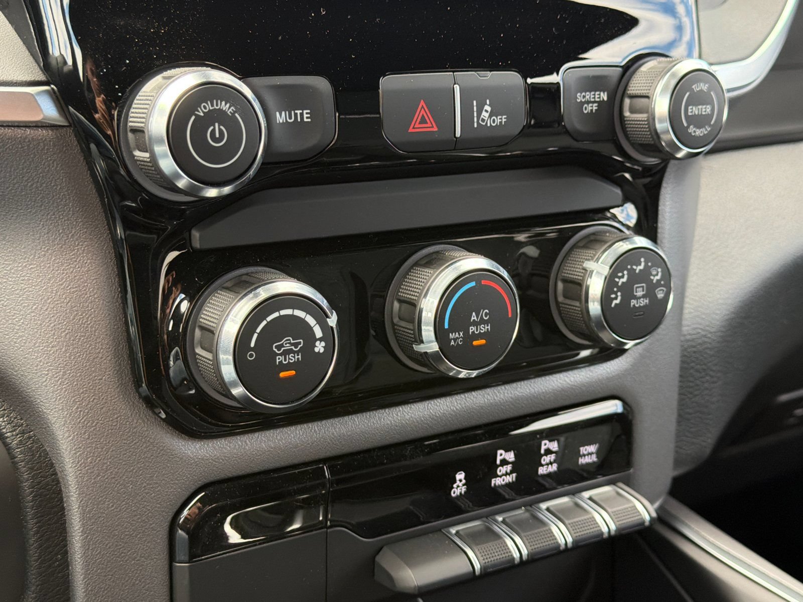 New 2026 RAM 1500 Express AWD/4WD image 19