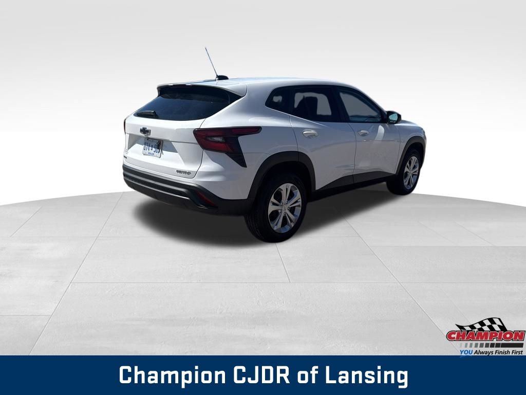 Used 2025 Chevrolet Trax LS w/ Driver Confidence Package image 5