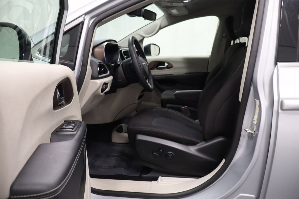 Certified 2023 Chrysler Voyager LX image 11