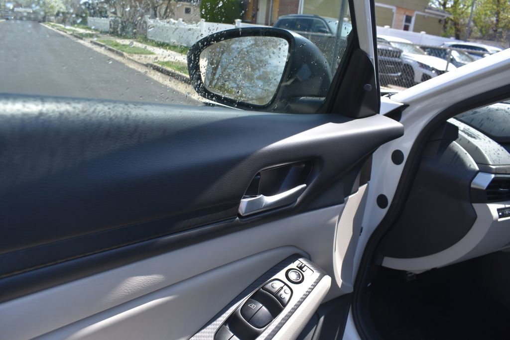 Used 2025 Nissan Altima 2.5 SV image 13