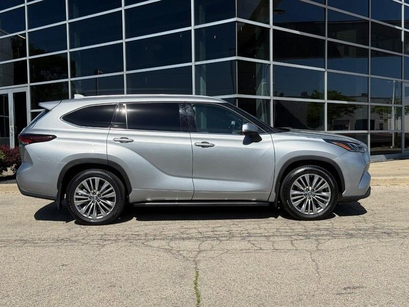 Used 2024 Toyota Highlander Platinum AWD/4WD image 2
