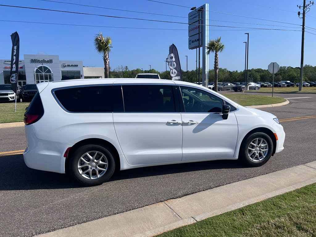 New 2026 Chrysler Pacifica Select FWD image 5