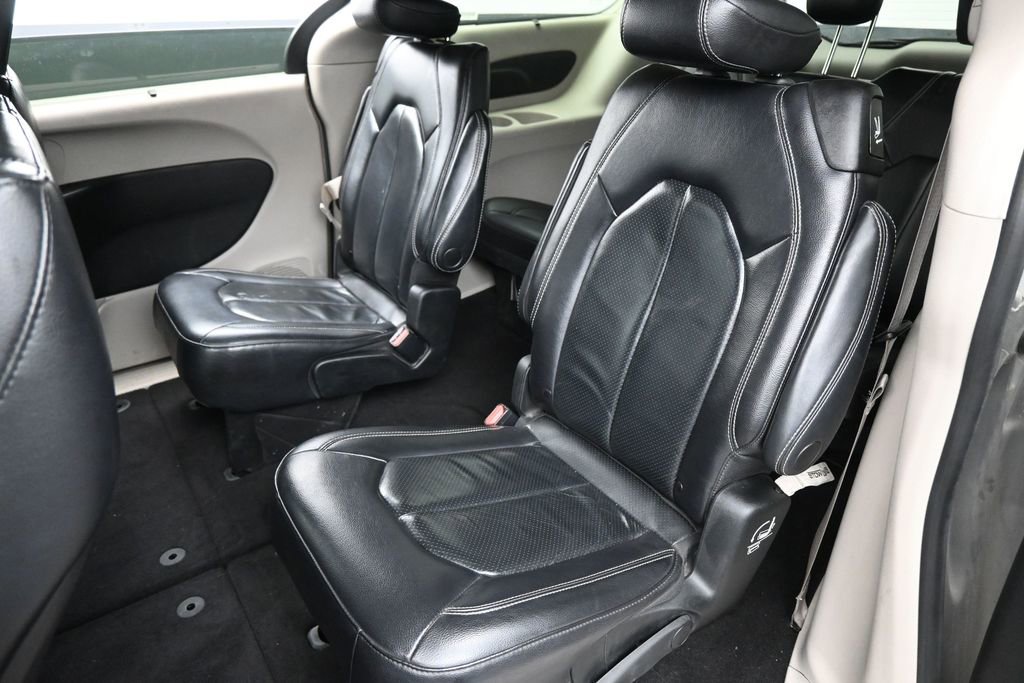 Used 2022 Chrysler Pacifica Touring-L FWD image 25