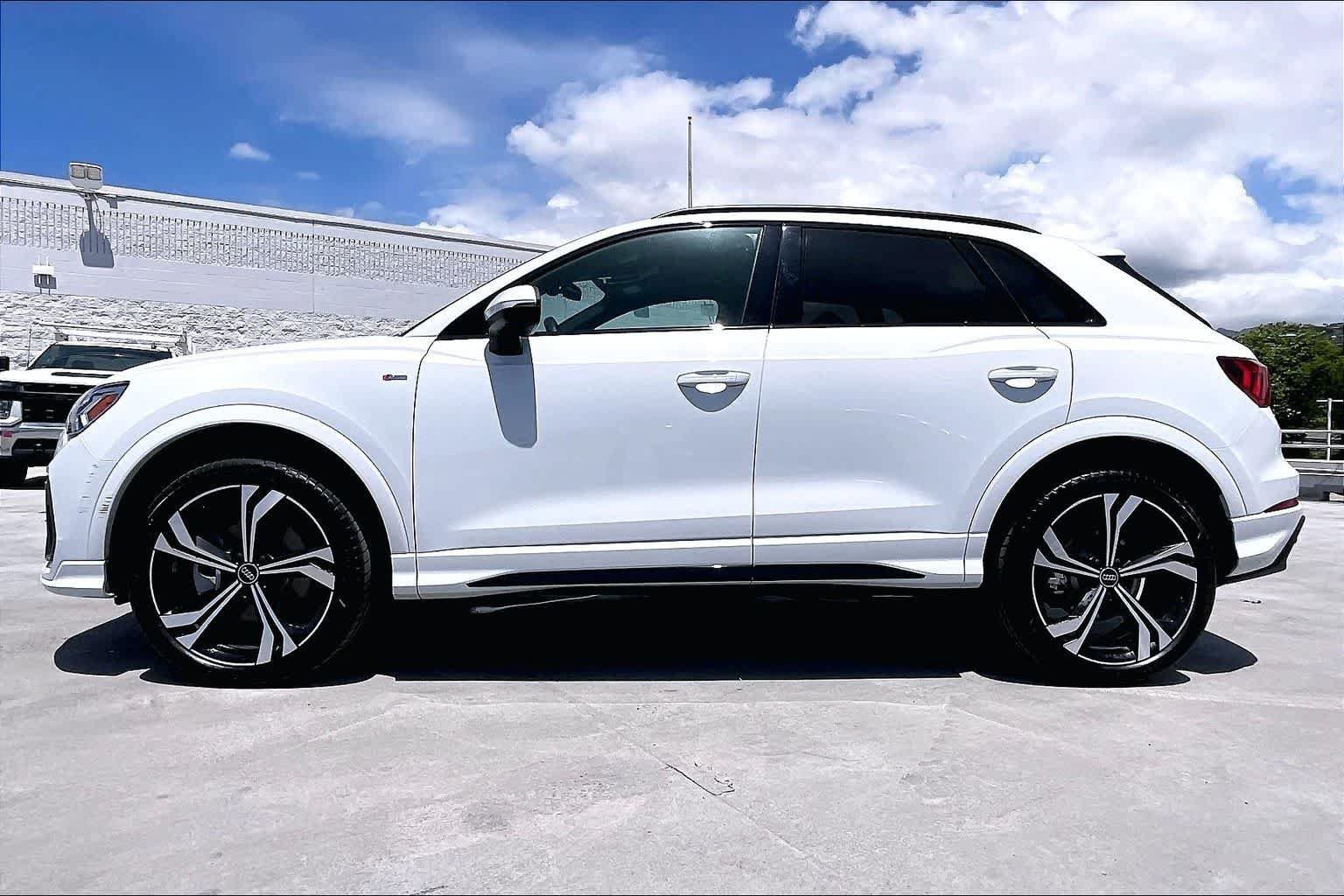 Used 2023 Audi Q3 2.0T Premium Plus w/ Premium Plus Package AWD/4WD image 3