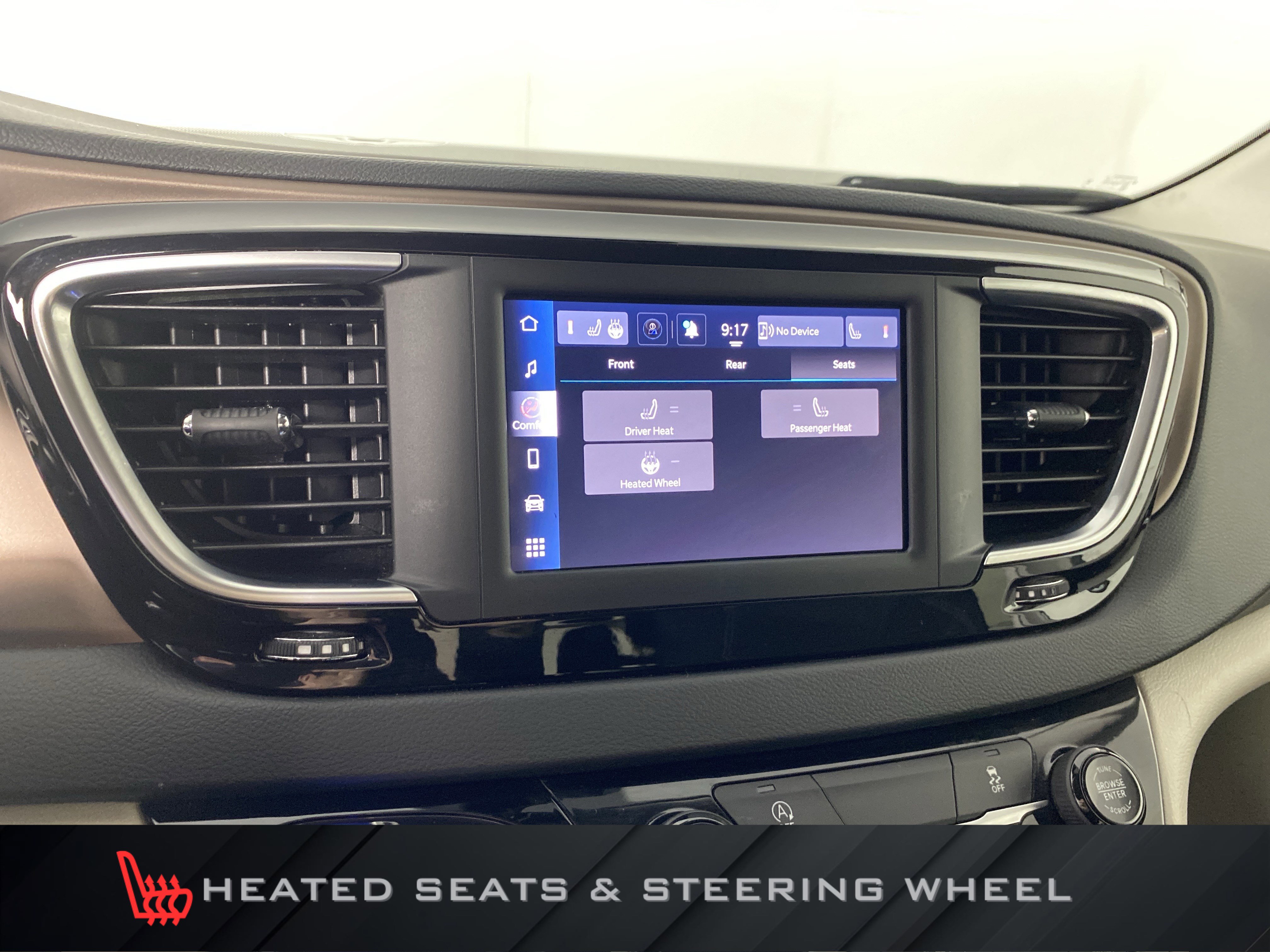 Used 2023 Chrysler Voyager LX image 5