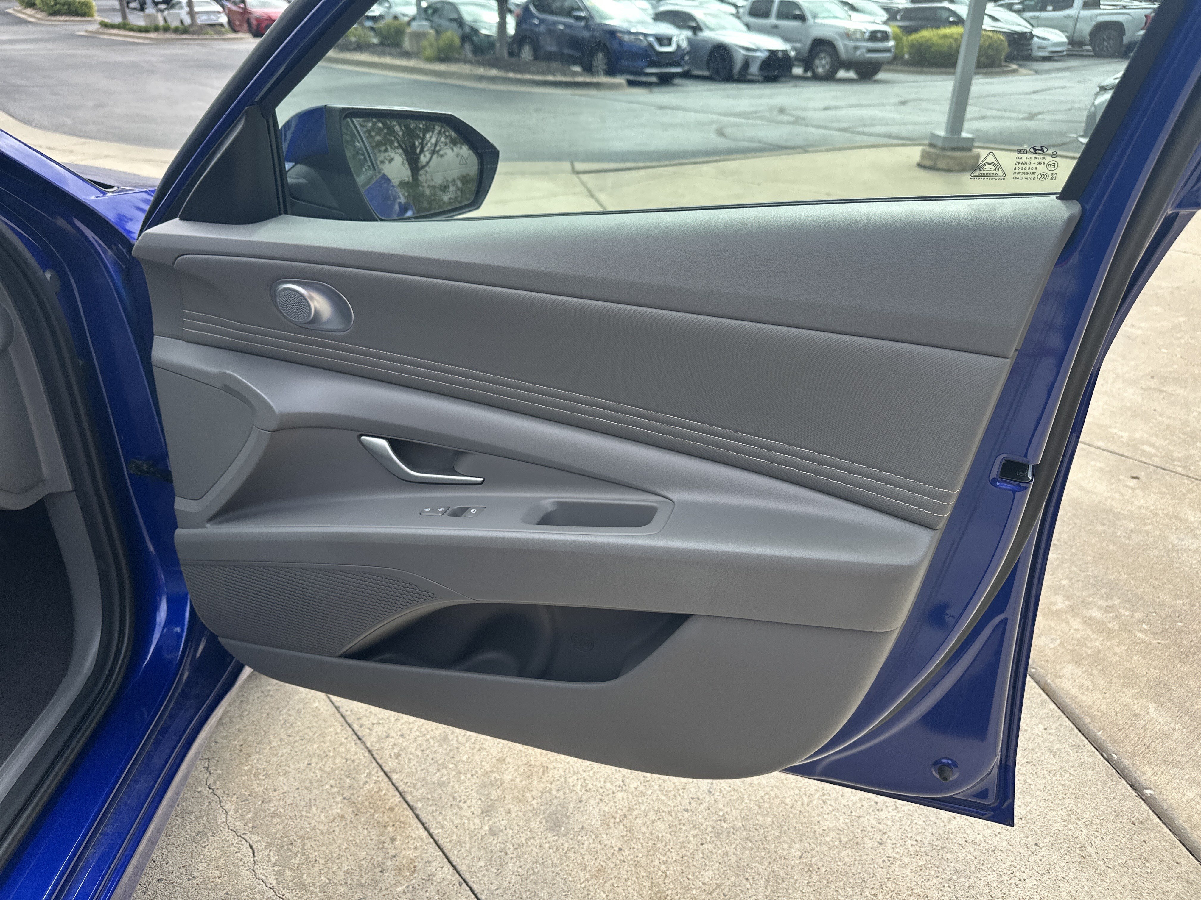 Used 2025 Hyundai Elantra SEL FWD image 29