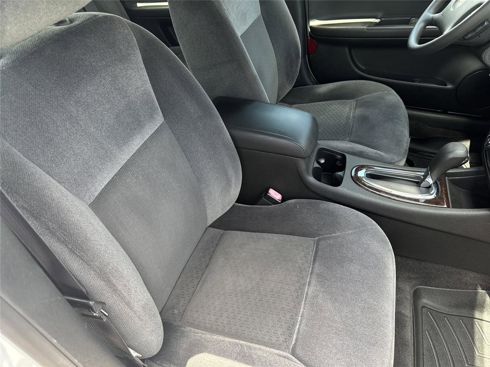 Used 2015 Chevrolet Impala LT w/ LT Sunroof Package FWD image 32