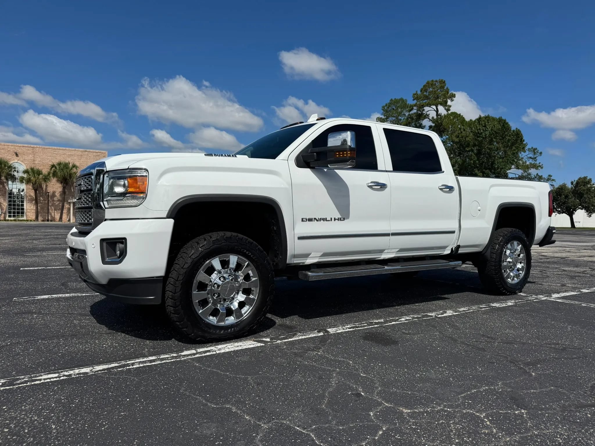 Used 2019 GMC Sierra 2500 Denali w/ Duramax Plus Package AWD/4WD image 2