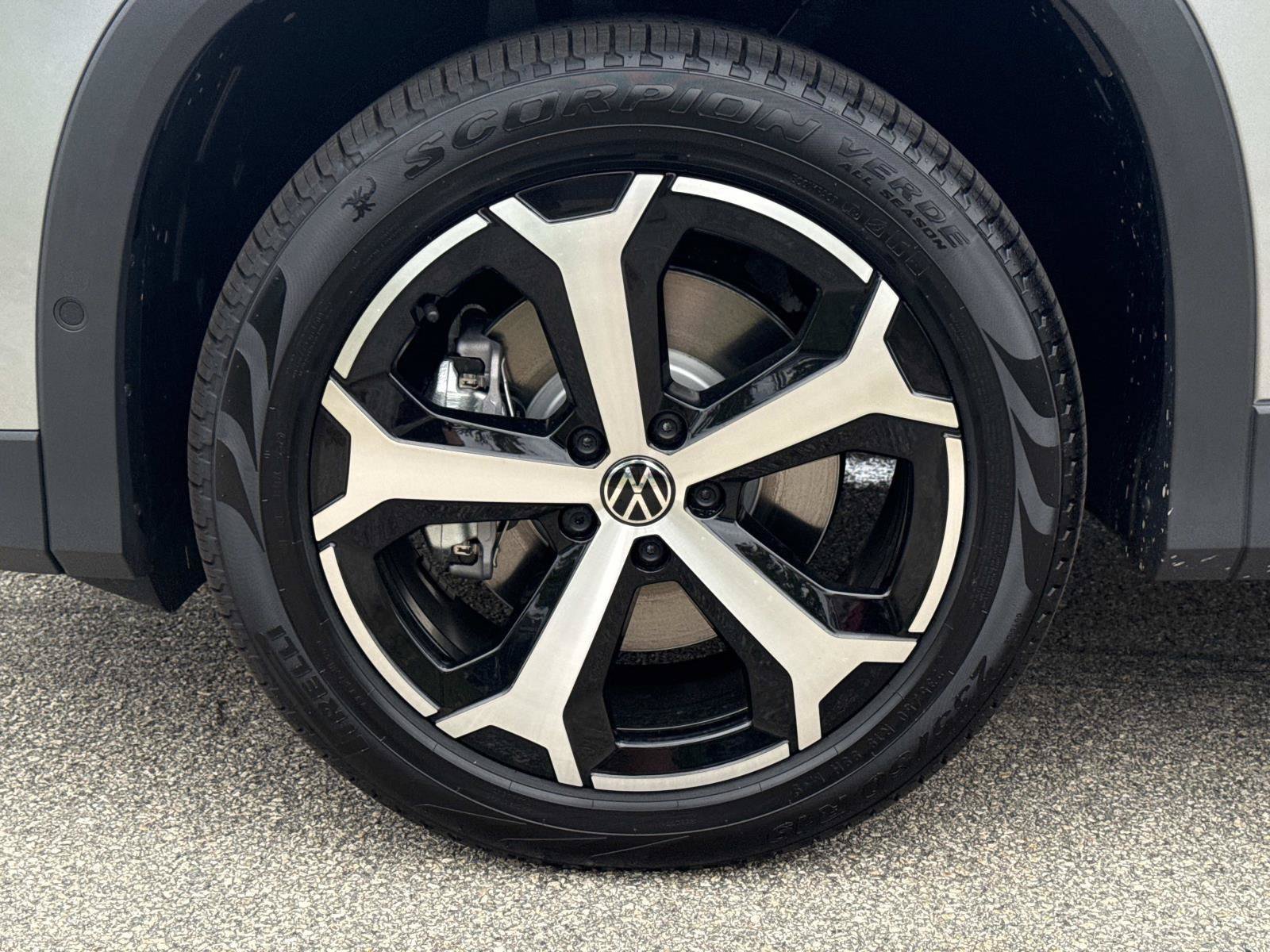 Used 2025 Volkswagen Tiguan SE AWD/4WD image 10