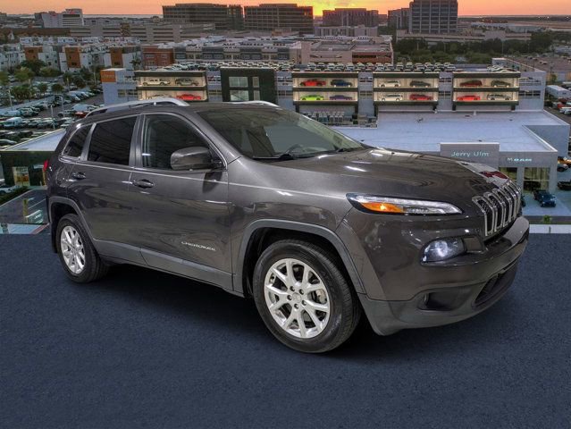 Used 2018 Jeep Cherokee Latitude Plus w/ Comfort/Convenience Group FWD image 1