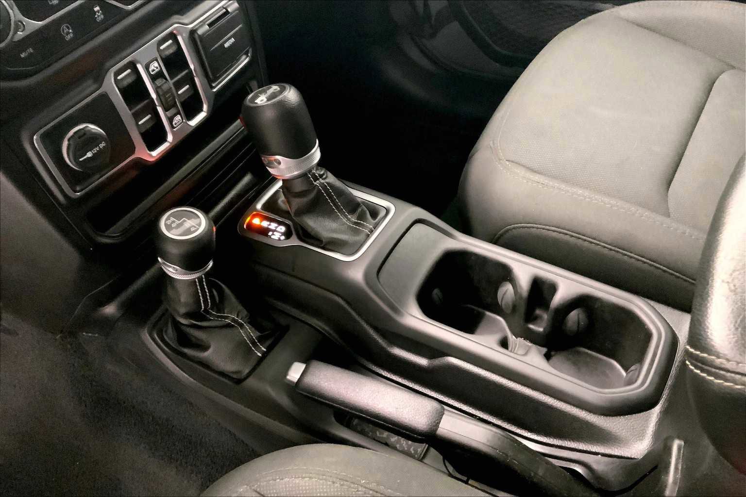 Used 2020 Jeep Wrangler Unlimited Sahara image 26