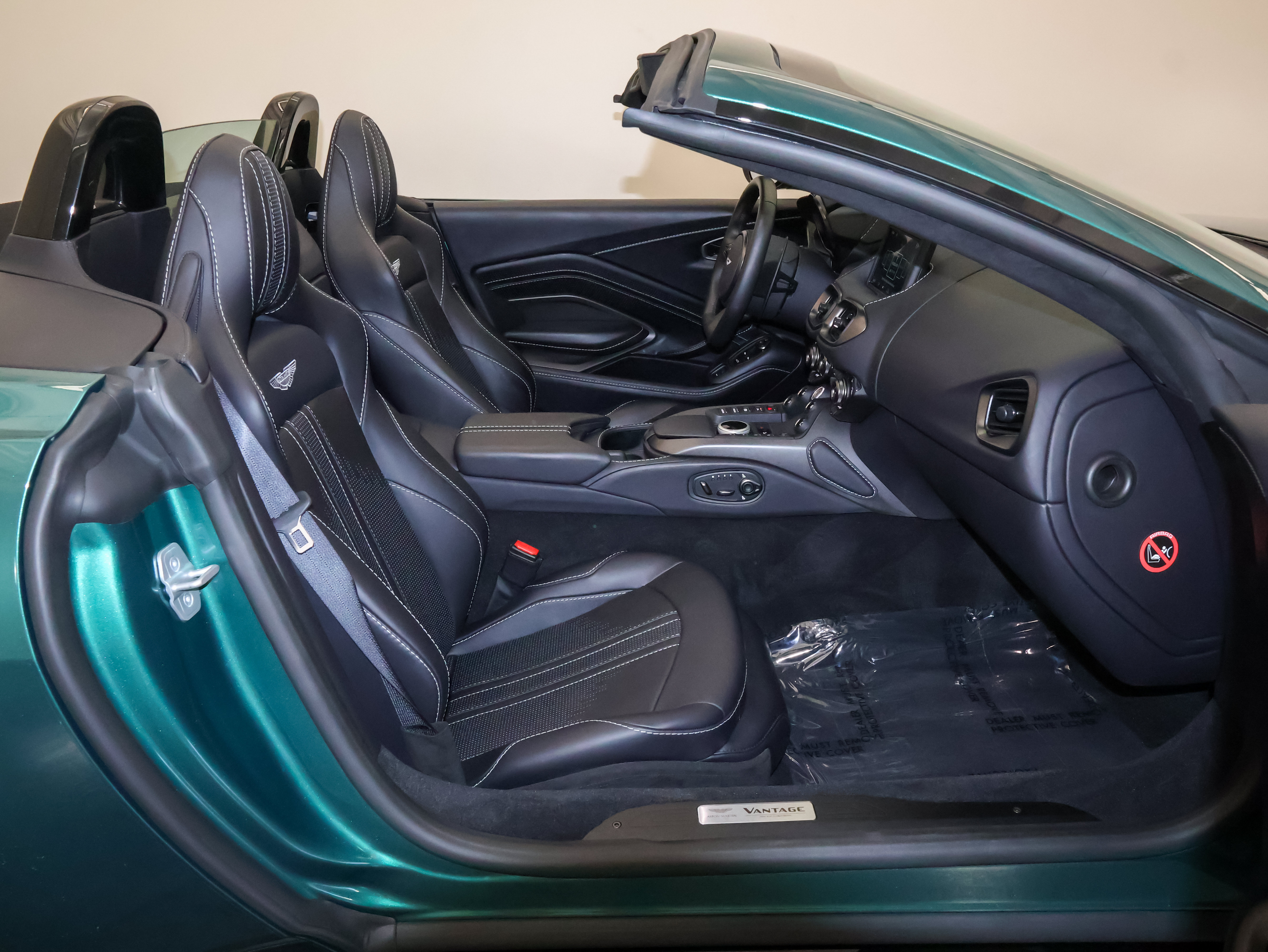 Used 2023 Aston Martin V8 Vantage Roadster RWD image 39
