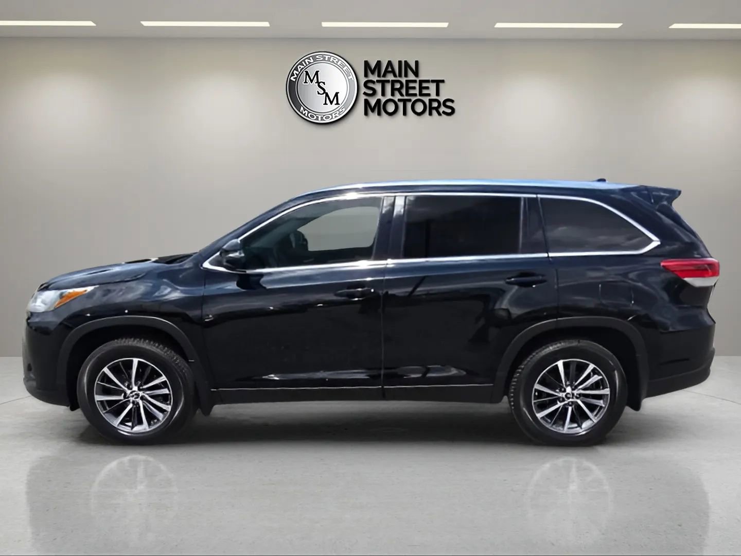 Used 2019 Toyota Highlander XLE AWD/4WD image 2