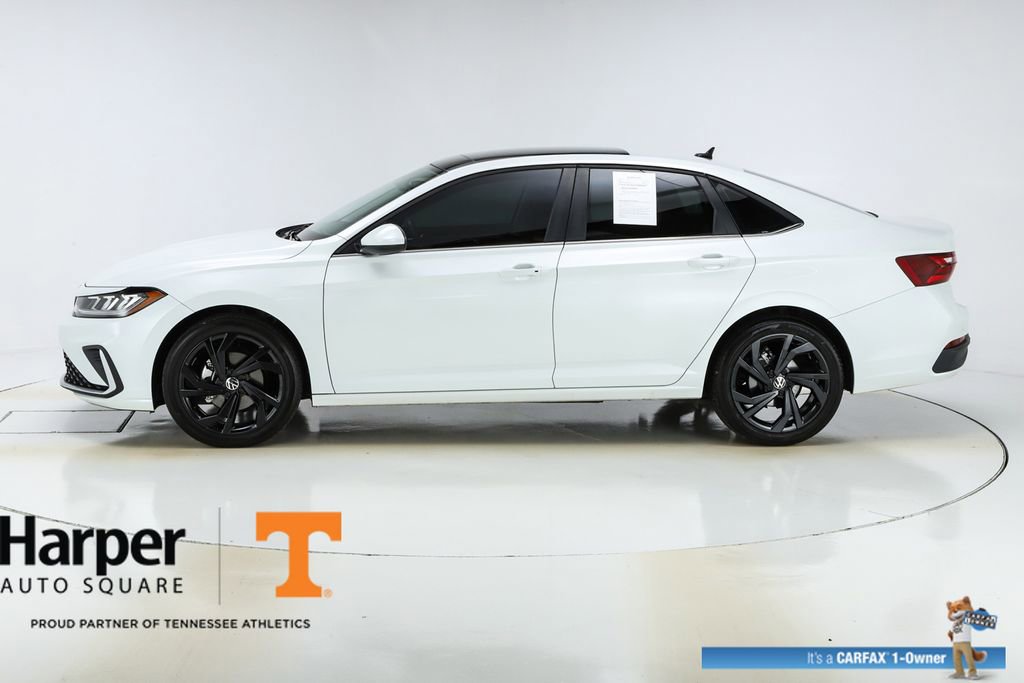 Used 2025 Volkswagen Jetta SE w/ Sunroof Package image 2