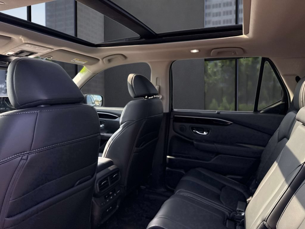 Used 2025 Honda Pilot Touring image 16