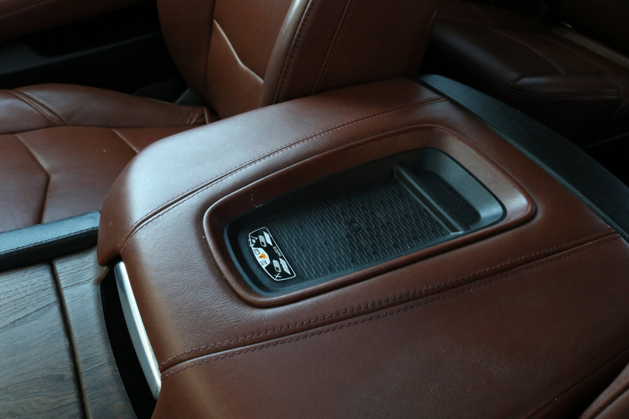 Used 2017 Cadillac Escalade Premium Luxury image 34