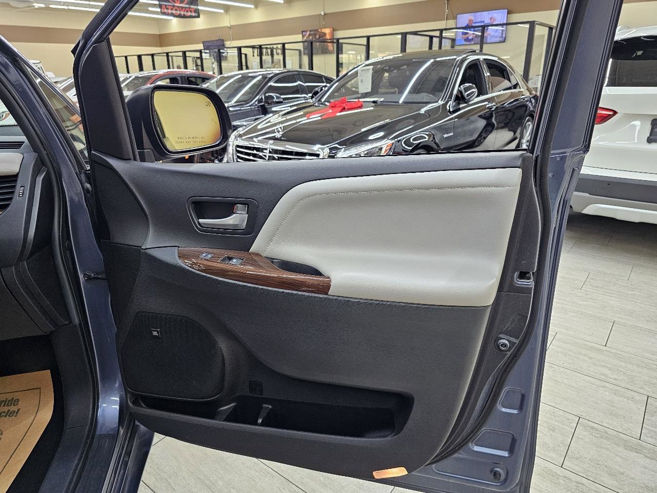 Used 2015 Toyota Sienna Limited FWD image 44