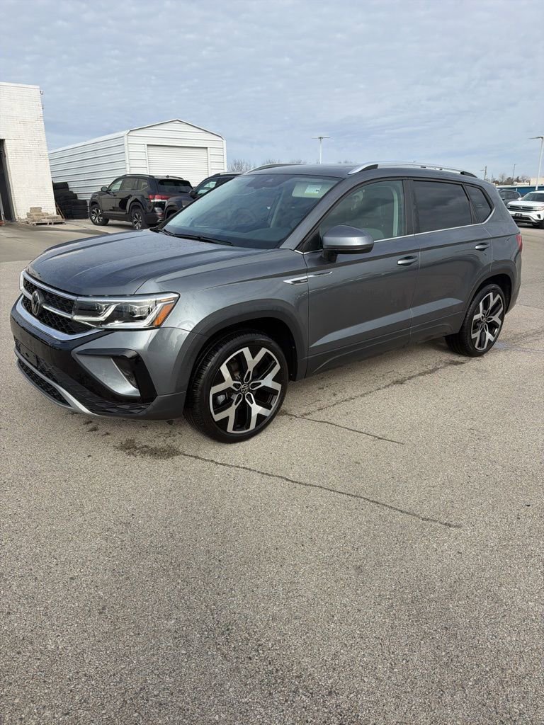 Certified 2023 Volkswagen Taos SEL image 3