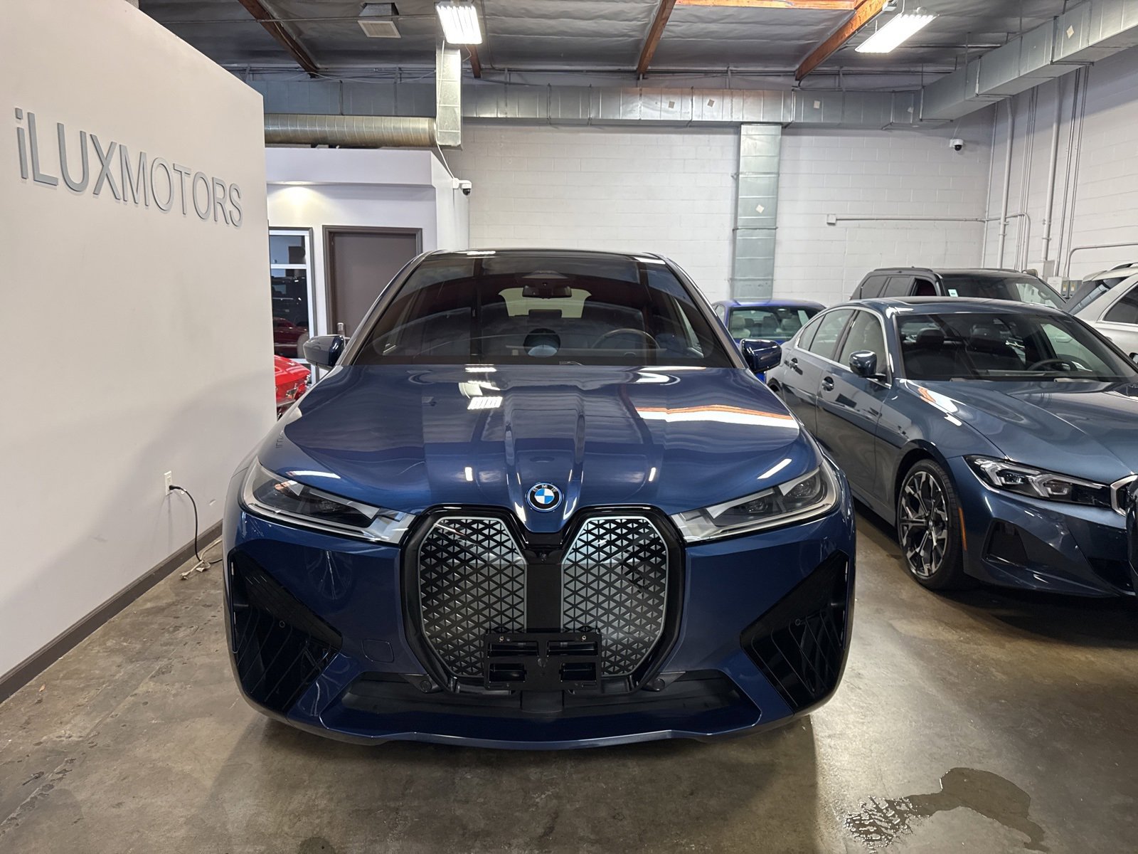 Used 2025 BMW iX xDrive50 w/ Premium Package image 2