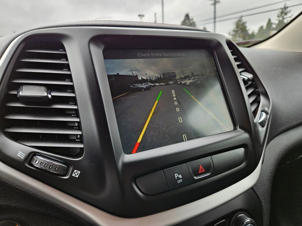 Used 2018 Jeep Cherokee Trailhawk AWD/4WD image 29