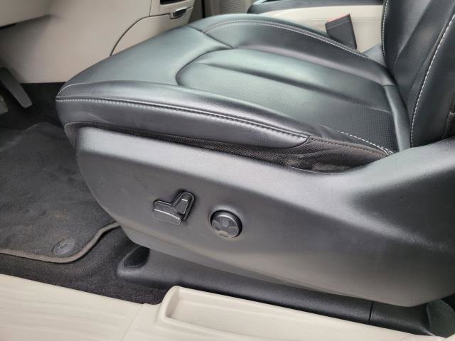 Used 2023 Chrysler Pacifica Touring-L image 9