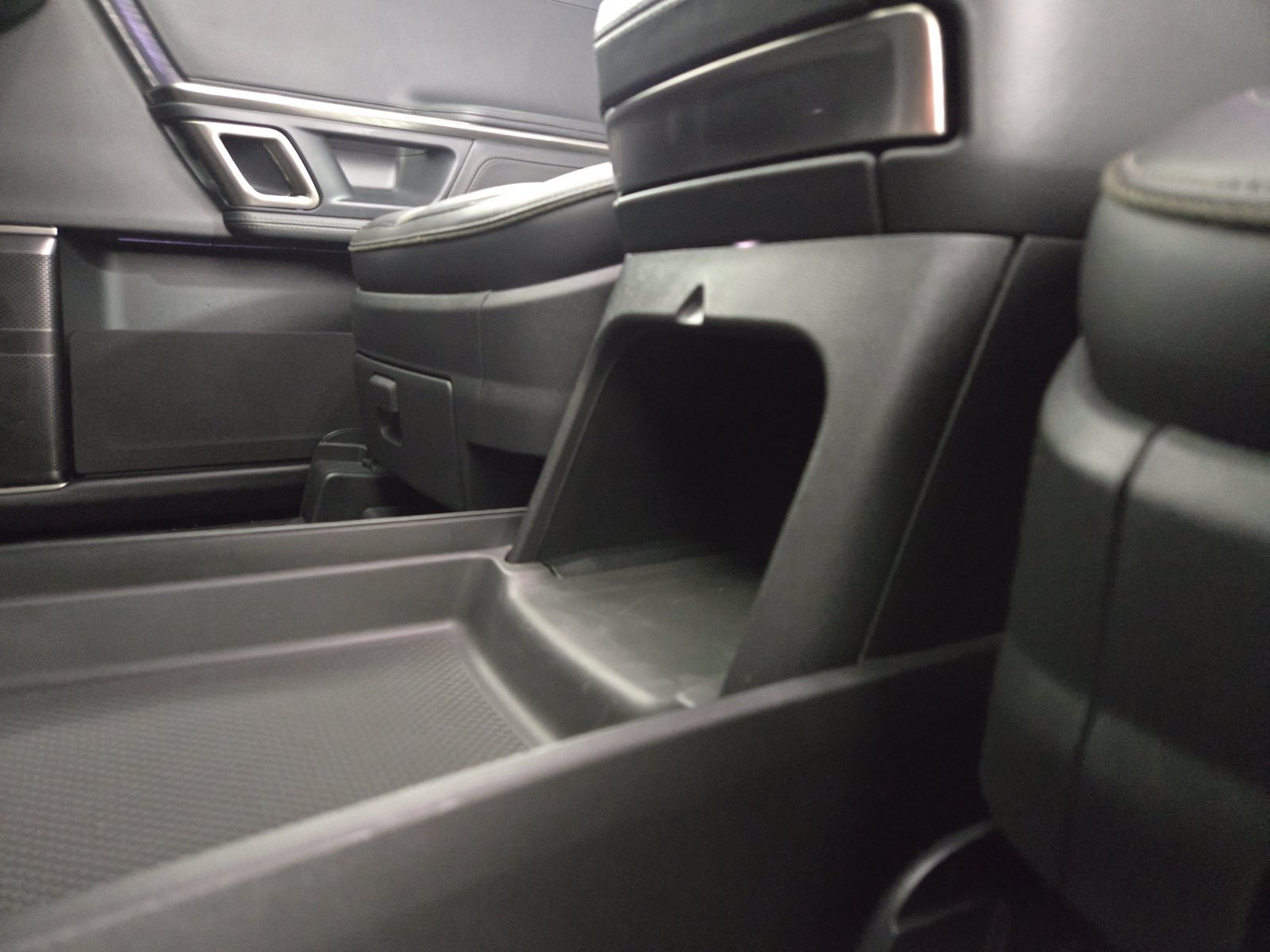 Used 2024 Rivian R1S Adventure Dual AWD/4WD image 33